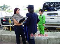 中年女子闹市裸身堵警车2小时(图)
