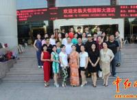 义乌市爱国拥军联合会文化艺术团成立 严跃进将军为何丽娟团长颁发聘书（组图）