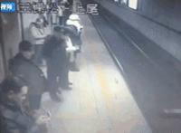 北京地铁1号线男子坠轨 非网传保定实名举报局长的民警