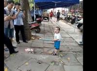 小孩持钢管对抗城管为何让人笑不起来