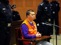 南京“富二代”杀妻开审 女方家人法院拉横幅