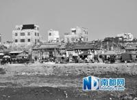 广东陆丰市长带队进驻制毒村 村内贴满禁毒标语