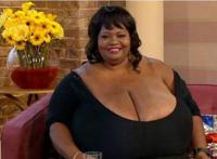 世界上最大的胸部，10个胸围逆天的女人(最大的重77斤)