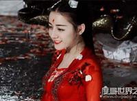 迪丽热巴洗澡图片，大露香肩让人浮想联翩(网友直呼扛不住)