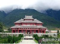 北京郊区最大的寺院是，潭柘寺(总面积达121公顷以上)