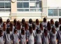 世界上最恐怖的毕业照，头部扭曲背向镜头(诡异)