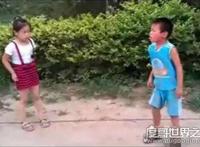 史上最牛小孩打架视频，男孩遭女孩暴虐(父母就在旁看着)