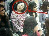 日本恐怖歪头女事件真相，歪头图片乃网友ps而成(附视频)