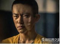 易烊千玺囚服剧照，寸头囚服的造型给人一种悲伤压抑的感觉