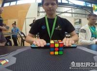 还原三阶魔方世界纪录保持者，菲利克斯·曾姆丹格斯(4.73秒)
