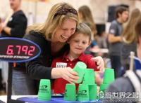 飞叠杯世界纪录，男子组最快纪录是1.363(女子组最快是1.424)