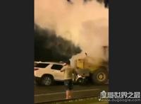 拒绝挪车两人身亡，铲车司机只顾打电话并不挪车救人