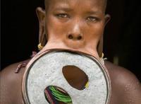 世界上嘴巴最大的种族，非洲摩尔西唇盘族(最大唇盘宽19.5cm)