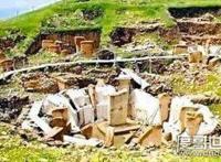 成吉思汗墓陵诅咒显现，每当有人靠近陵墓时便会万蛇出没