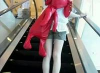 网传一张照片吓死3000人的图片，左上角的男人没有头(假的)