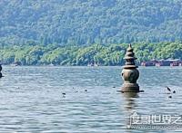 三潭印月的来历，传说那三座石塔是菩萨镇压黑鱼精的香炉脚