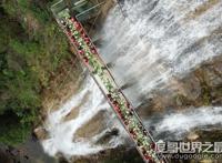 玻璃栈道坍塌死亡26人，恐怖刺激的玻璃栈道安全性引人深思