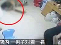 广东男子狠踩小孩伤脚，虽说有理但孩子是无辜(现场视频)