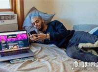 男子网络乞讨月入4万，一句＂我很穷＂网友们立马给他打钱