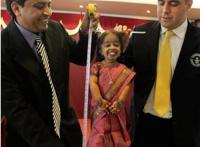 世界最矮女人，保利娜·马斯特斯身高仅61厘米(比2岁幼儿还矮)