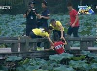 跑男泳池灵异事件，有人拽王宝强下水怀疑闹鬼(诡异)
