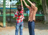 盘点最萌身高差情侣，萌萌的身高差互动特别有爱