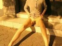 上海裸拍门事件照片，妙龄女子当街脱衣露私处