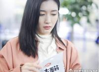 江疏影机场吃辣条，和粉丝分享自己的零食还贴心的为其擦汗