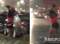 女子高举小孩当伞挡雨惹众怒，盘点实力坑娃的长辈(视频)