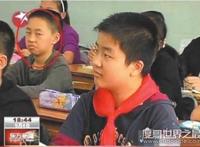 不屑弟孙童藐视五道杠少年黄艺博，成绩没法比可惜没背景