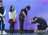 杜海涛下跪权志龙事件的评价，拦也拦不住的逗比行为