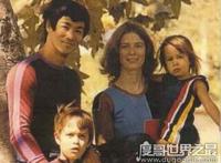 李小龙妻子琳达·埃莫瑞现状，和女儿相依为命容颜已老(曾2次再婚)