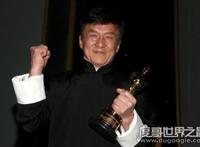 成龙原名叫什么，随爸爸姓叫房仕龙、随妈妈姓叫陈港生