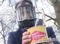 鲱鱼罐头狗吐了的视频，狗狗只是闻了一下(吐出早饭)