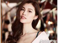何穗车内密会3小时，疑是与一儒雅男子开展甜蜜恋情