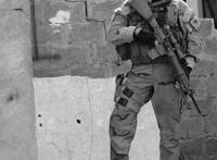 美国第一狙击手，战场上英勇杀敌255名(最后却被战友打成马蜂窝)