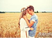 接吻时男生的手在干嘛，90%的男生手喜欢放在女生臀部