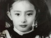 杨幂小时候照片曝光，长相似洋娃娃(比现在还好看)