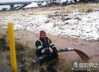 美国巧克力罐车侧翻，导致18吨巧克力流成河(场面壮观)