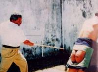 现存与世的残酷肉刑，新加坡鞭刑(实拍犯人受鞭刑视频)