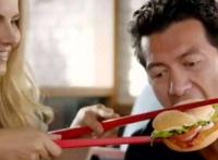 ＂汉堡王＂筷子夹汉堡广告引争议，涉嫌种族歧视(公开致歉)