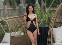 全球第2美女李成敏Clara身穿深V露背装