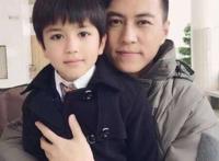 靳东儿子靳鹰正面照曝光，靳东老婆李佳大肚怀二胎