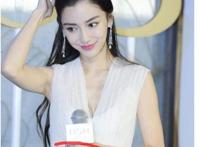 baby戴固定钢板出席活动，手指受伤让人心疼(一袭长裙美如仙)
