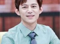 何炅结婚了吗？网传与相识10余年娇妻王菁结婚(未官宣)