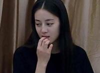 迪丽热巴素颜照零瑕疵真假，天生大黑眼袋双眼无神