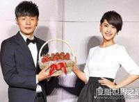 李荣浩杨丞琳恋情曝光，演唱会上公开偷亲杨丞琳