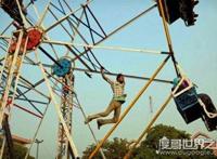 印度摩天轮翻覆，致10岁女孩死亡6人重伤(事发时操作员醉酒)