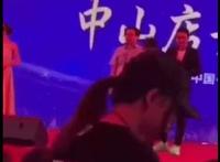 突发！任达华被袭击，遭黑衣男子持刀捅伤好在无大碍(现场视频)