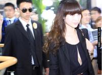 美女没戴胸罩